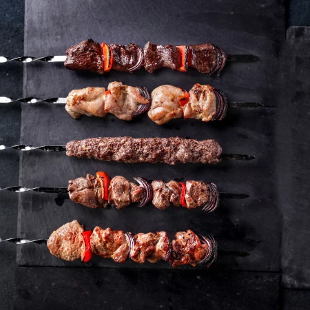 "Шашлык из курицы с печеными овощами на шампуре