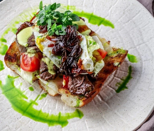 "Чиз Стейк с фермерской говядиной, яйцом и сыром