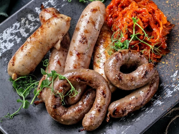 Ассорти колбасок с тушеной капустой