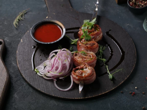 "Курица в беконе с луком