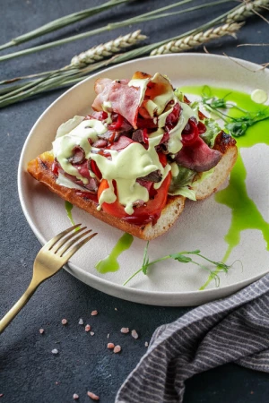 Чиз Стейк с ростбифом, беконом и соусом барбекю
