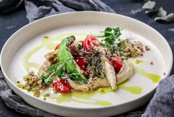 "Салат из авокадо, томленой куриной грудкой,черри и кремом из фасоли