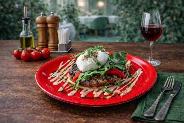 Бифштекс с яйцом пашот и розовым соусом