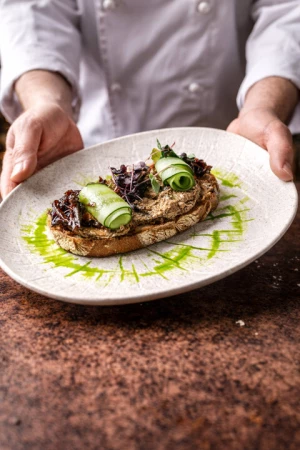 Брускета с куриным паштетом и карамельным луком