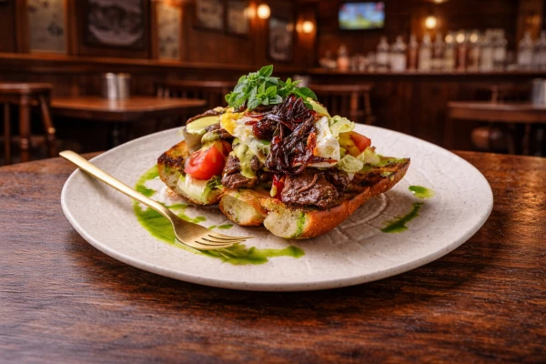 Чиз Стейк с фермерской говядиной, яйцом и сыром