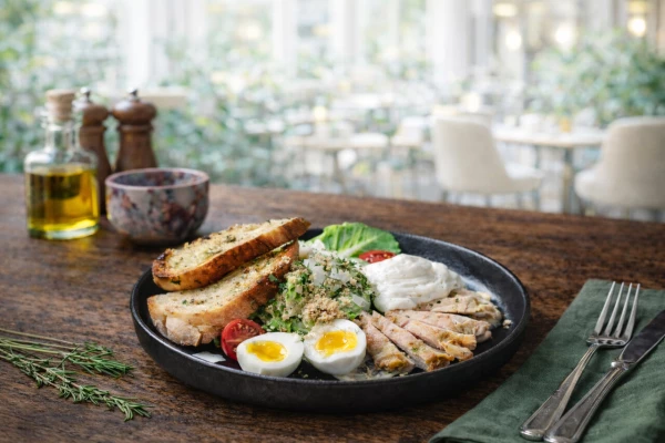 Цезарь с курицей и печеной Чиабаттой в прованских травах 