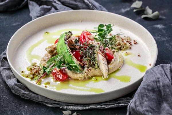 "Салат из авокадо, томленой куриной грудкой,черри и кремом из фасоли