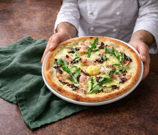 Пицца Карбонара с беконом и карамельным луком