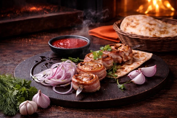 Курица в беконе с луком 