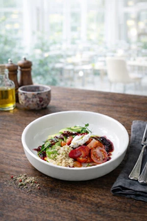 Салат летний с клубникой, авокадо, рагу из томатов