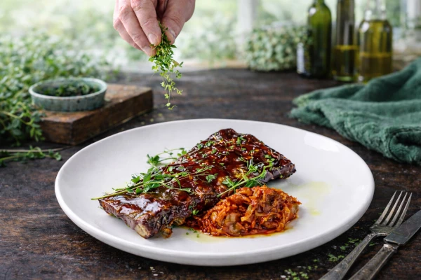 Свиные ребра в соусе барбекю с тушеной капустой