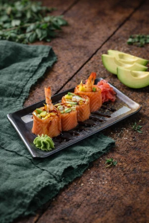 Рулетики с красной рыбой и креветкой