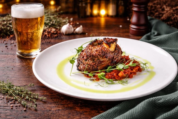 Свиная рулька с тушеной капустой