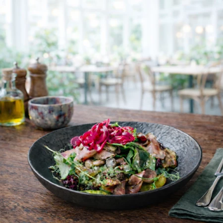 Салат с ростбифом и маринованными маслятами