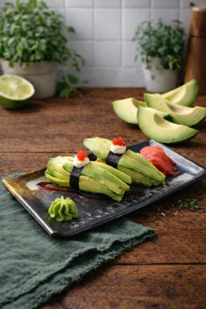 Суши с красной рыбой и авокадо