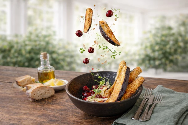 Тосты из печеного баклажана с кремом из фасоли и вишневым соусом