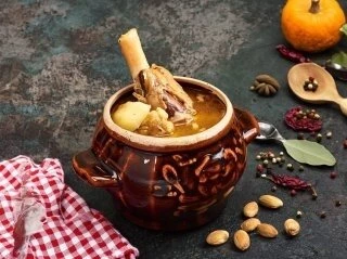Шурпа в горшке с бараниной