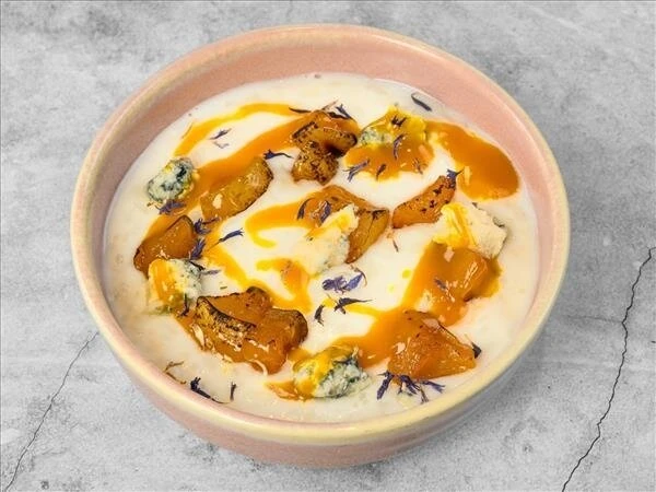 Рисовая каша с карамелизованной грушей, горгонзоллой и соусом манго