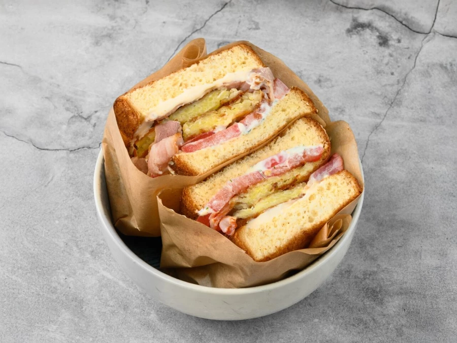 Бриошь-тост с Хашбрауном и беконом