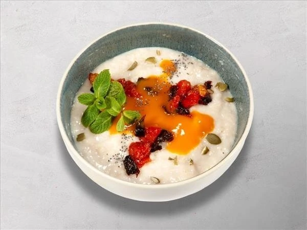 Овсяная каша с ягодным чатнем и пюре манго-маракуйя
