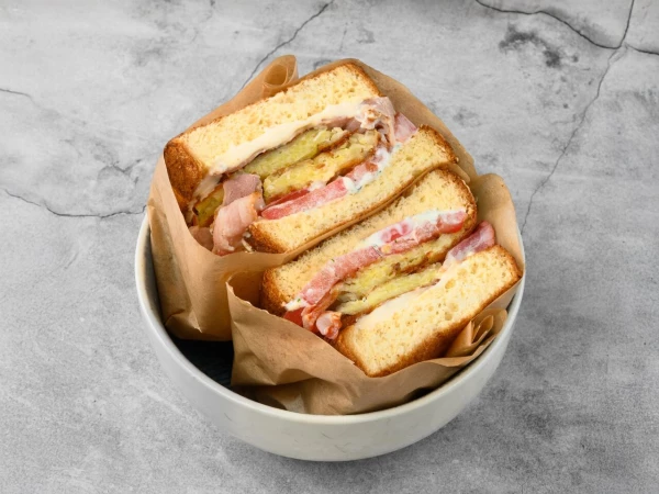 Бриошь-тост с Хашбрауном и беконом