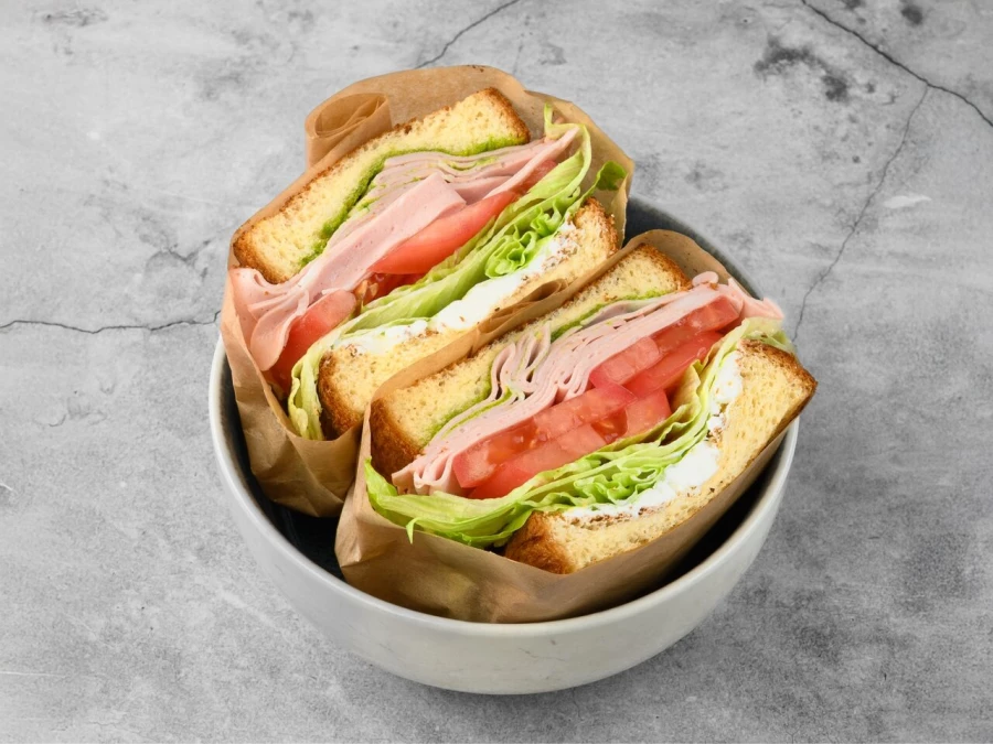 Бриошь-тост с Мортаделлой и соусом песто