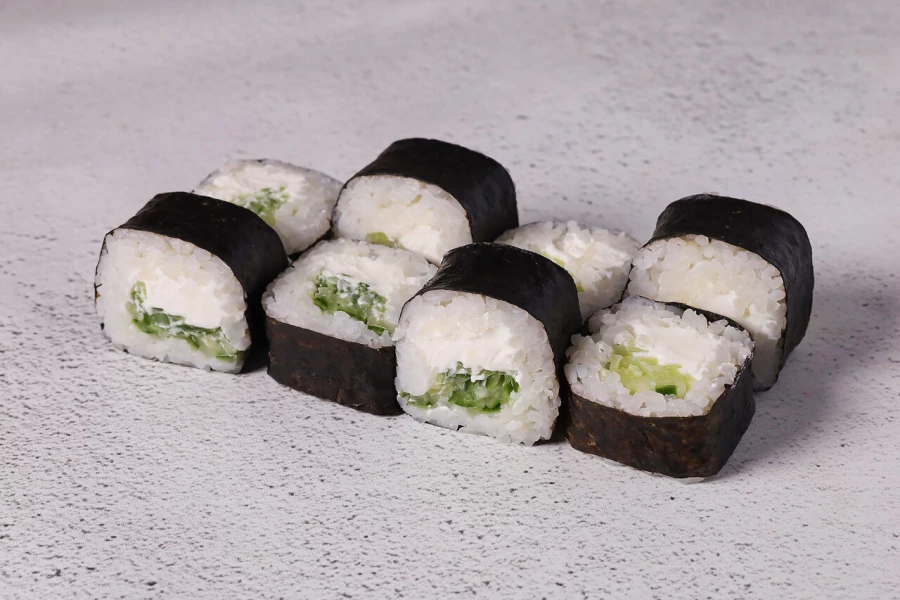 Ролл с огурцом и творожным сыром