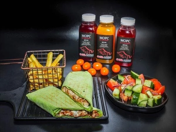 Шаурма-комбо с курицей, картофелем фри и салатом из свежих овощей