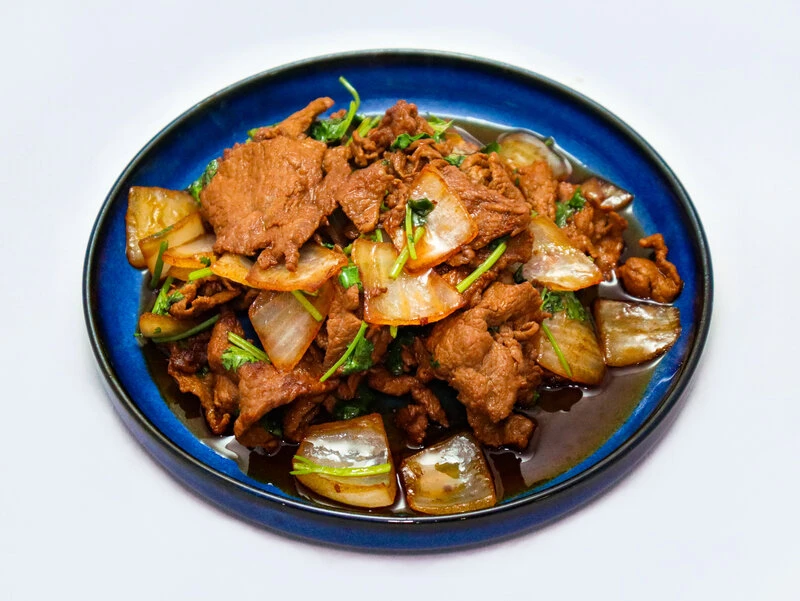 Говядина жареная с луком 