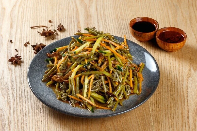 Салат Папоротник с курицей 