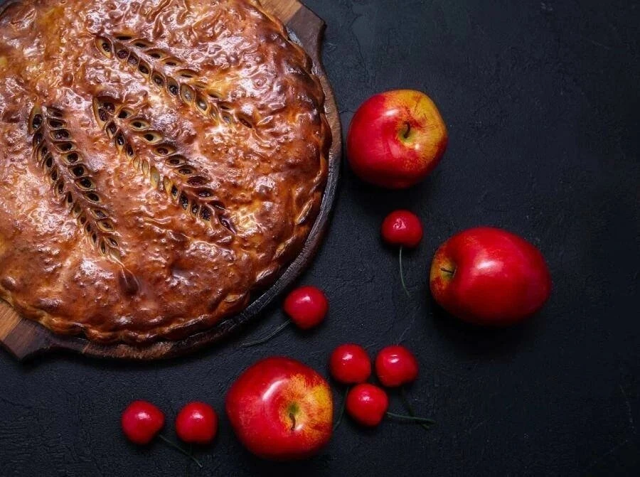 Осетинский пирог с яблоками и вишней