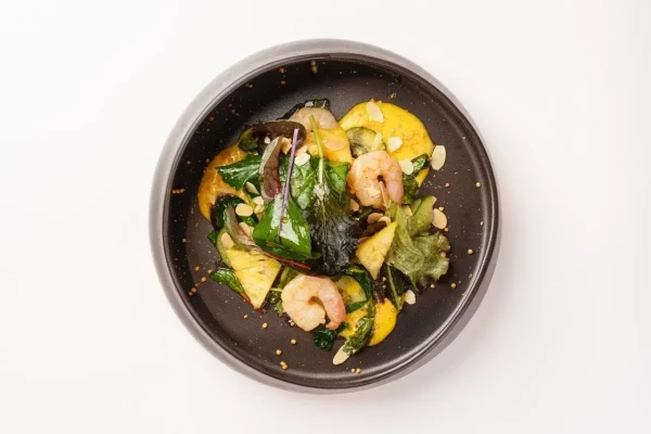 Салат со свежим ананасом и креветкой