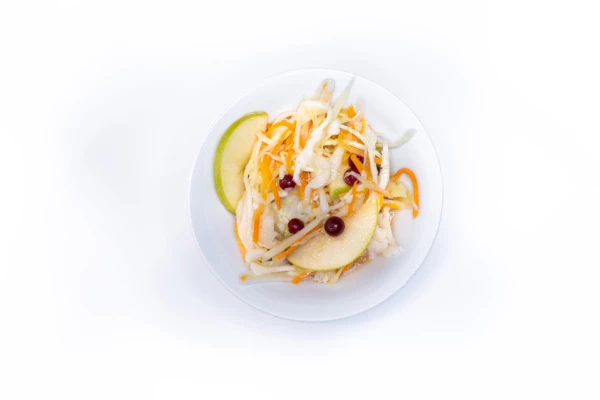 Капуста с яблоком и клюквой