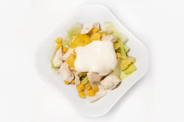 Салат с курицей и ананасами 