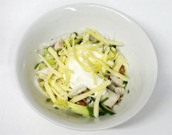 Салат с дайконом и пряной свининой