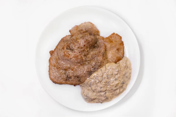 Свинина с грибным соусом 