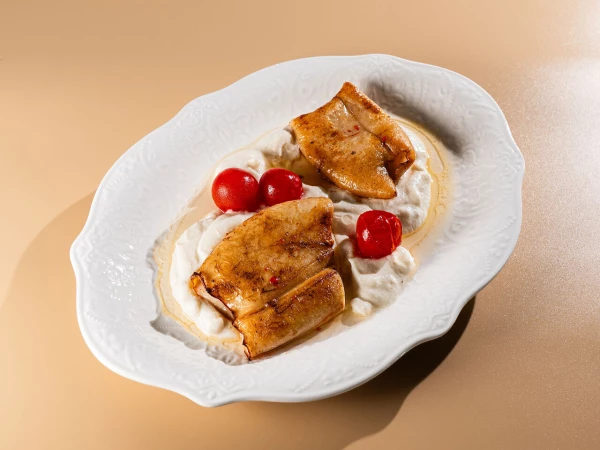 Стейк из кальмара  с муссом из цветной капусты и черри конфи