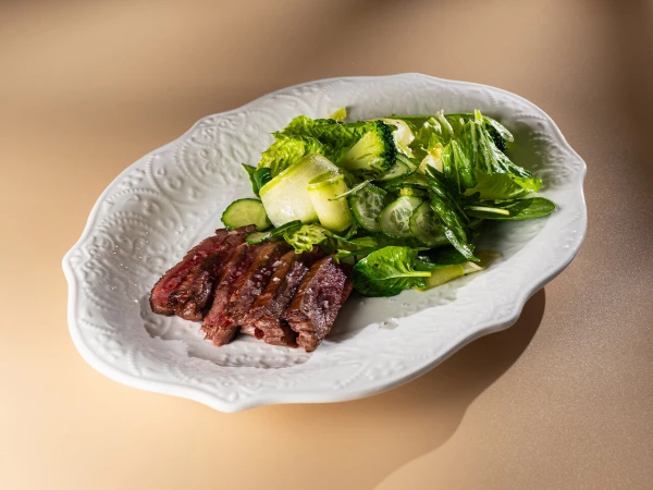 Тальята с зеленым салатом