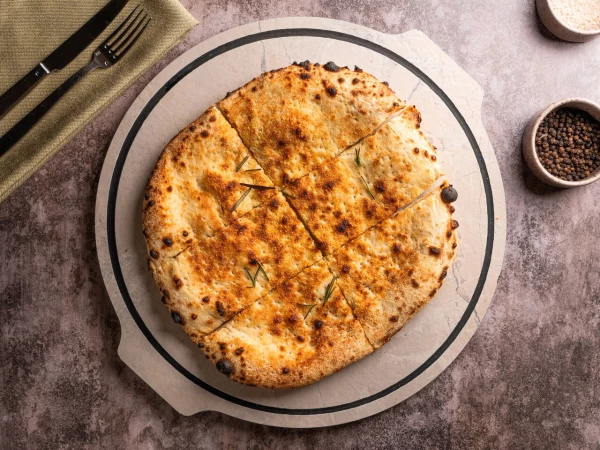 Фокачча с розмарином и пармезаном