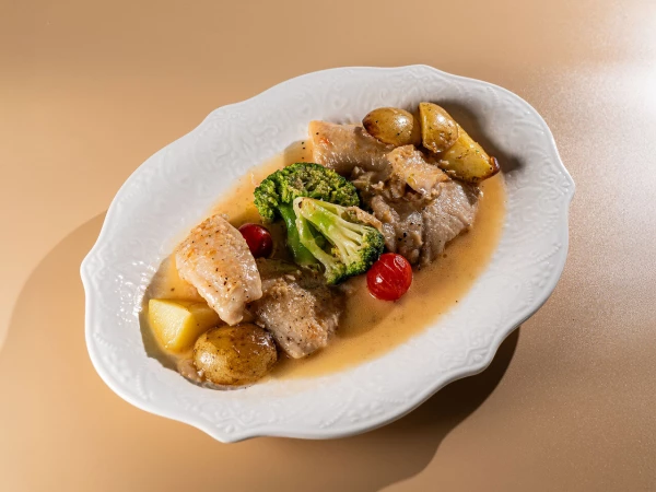 Тилапия аква пацца с картофелем бэби и черри конфи