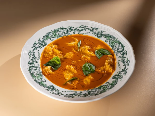 Томатный суп с моцареллой