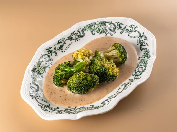 Брокколи с ореховым соусом