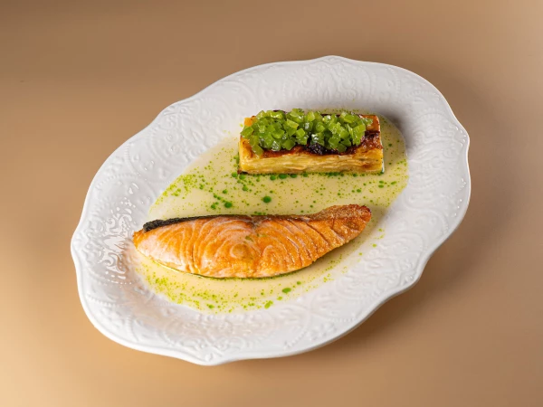 Стейк лосося с картофельным гратеном