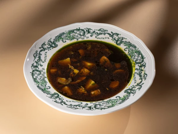 Грибное консоме с печеным картофелем и белыми грибами