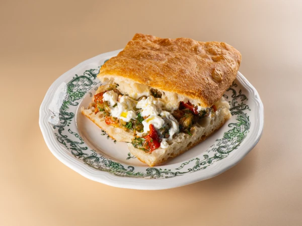 Сендвич с капонатой и моцареллой