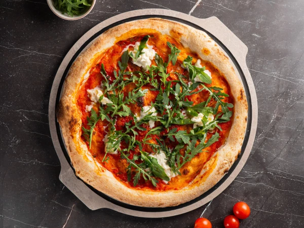 Пицца Маринара со страчателлой и рукколой