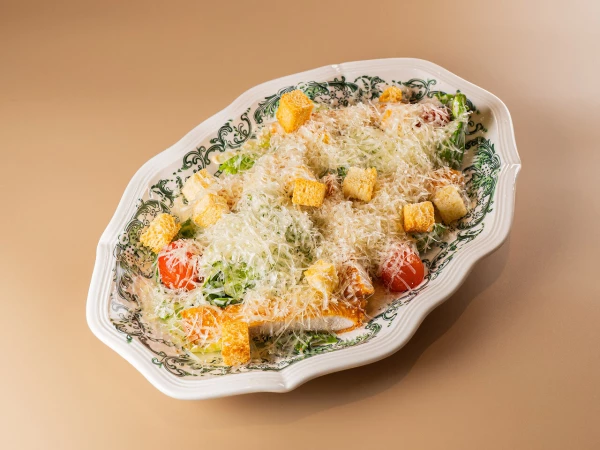 Цезарь с куриной грудкой в сухарях