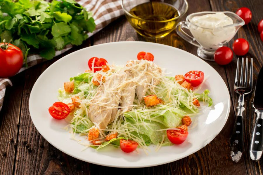 Салат Цезарь с курицей