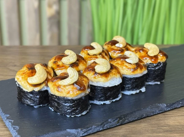 Креветка в объятиях угря