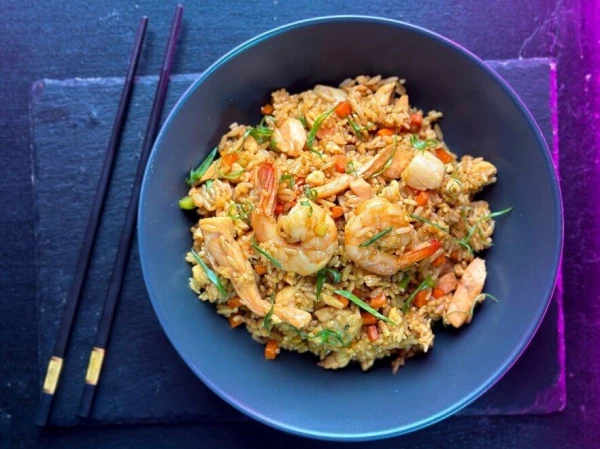 Рис с морепродуктами и ананасом